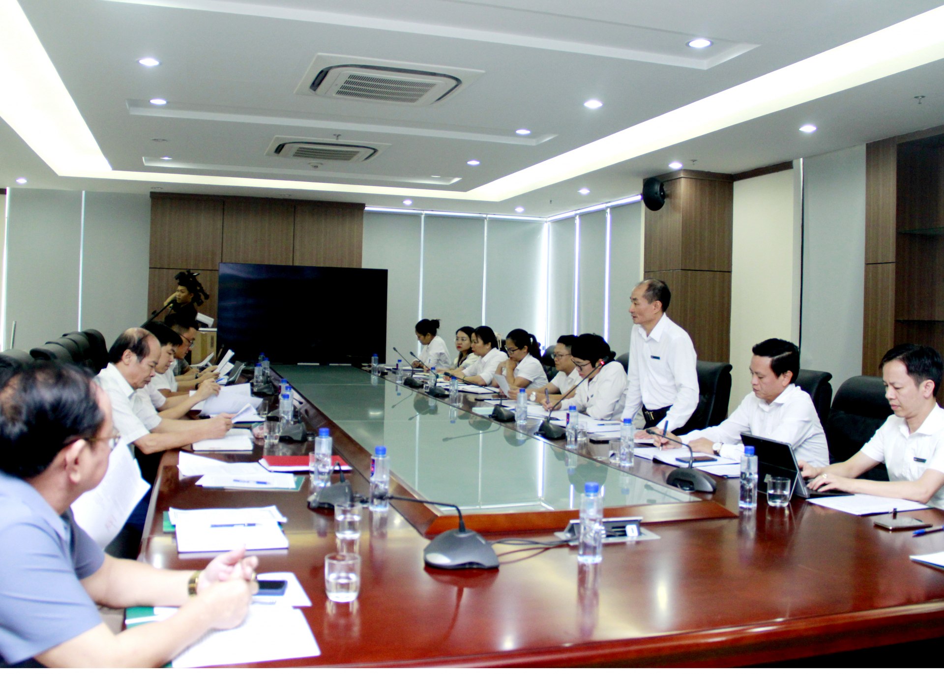 Lãnh đạo BIDV Hà Giang báo cáo những khó khăn, vướng mắc trong hoạt động tín dụng từ đầu năm 2023 đến nay.
