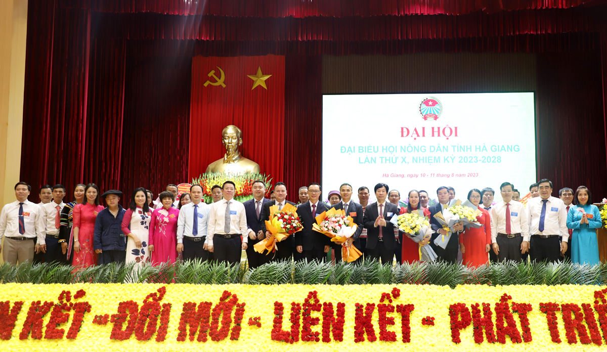 Lãnh đạo tỉnh và T.Ư Hội Nông dân Việt Nam tặng hoa chúc mừng BCH Hội Nông dân tỉnh khóa mới.

