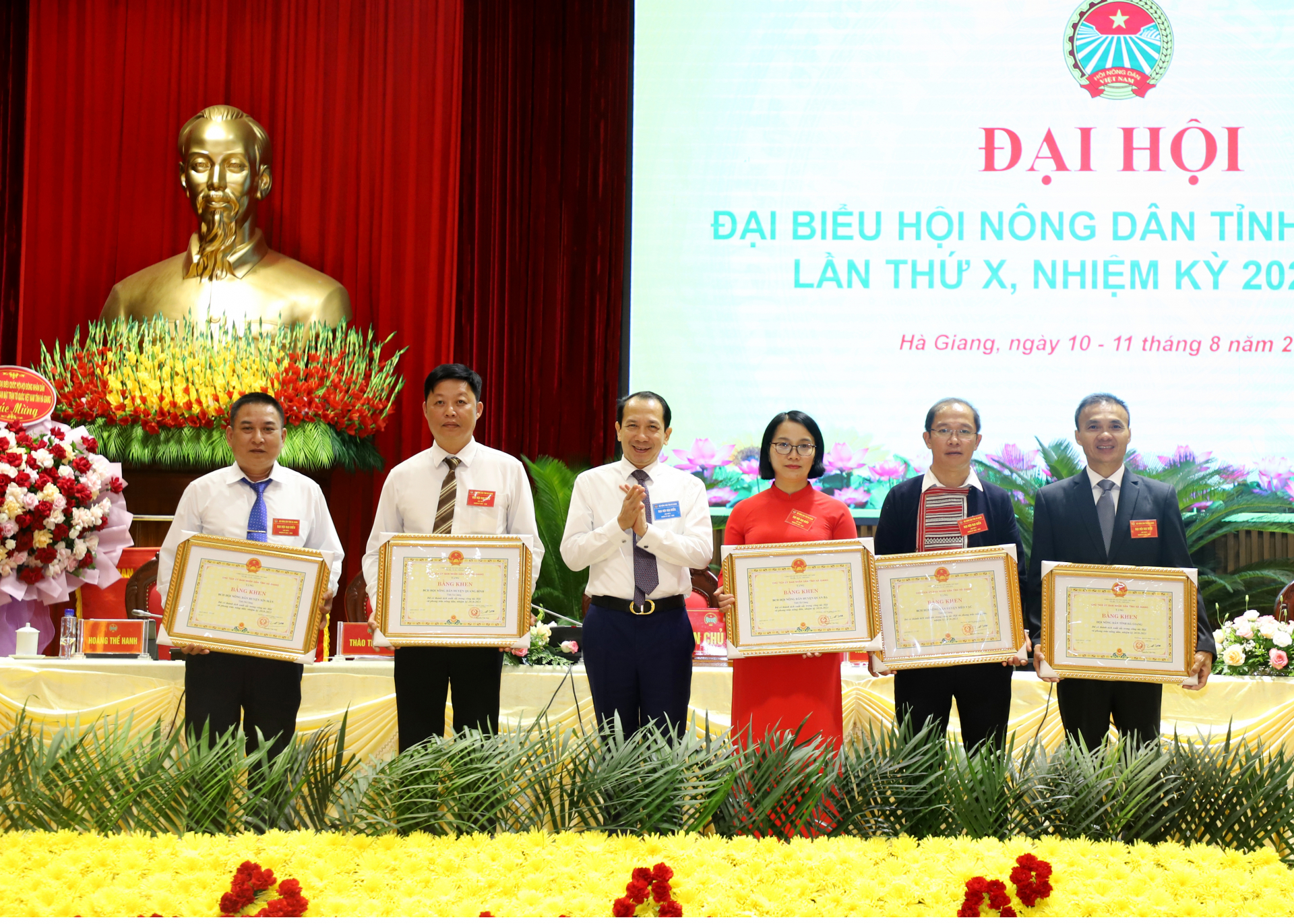 Phó Chủ tịch UBND tỉnh Trần Đức Quý tặng Bằng khen của Chủ tịch UBND tỉnh cho các tập thể.