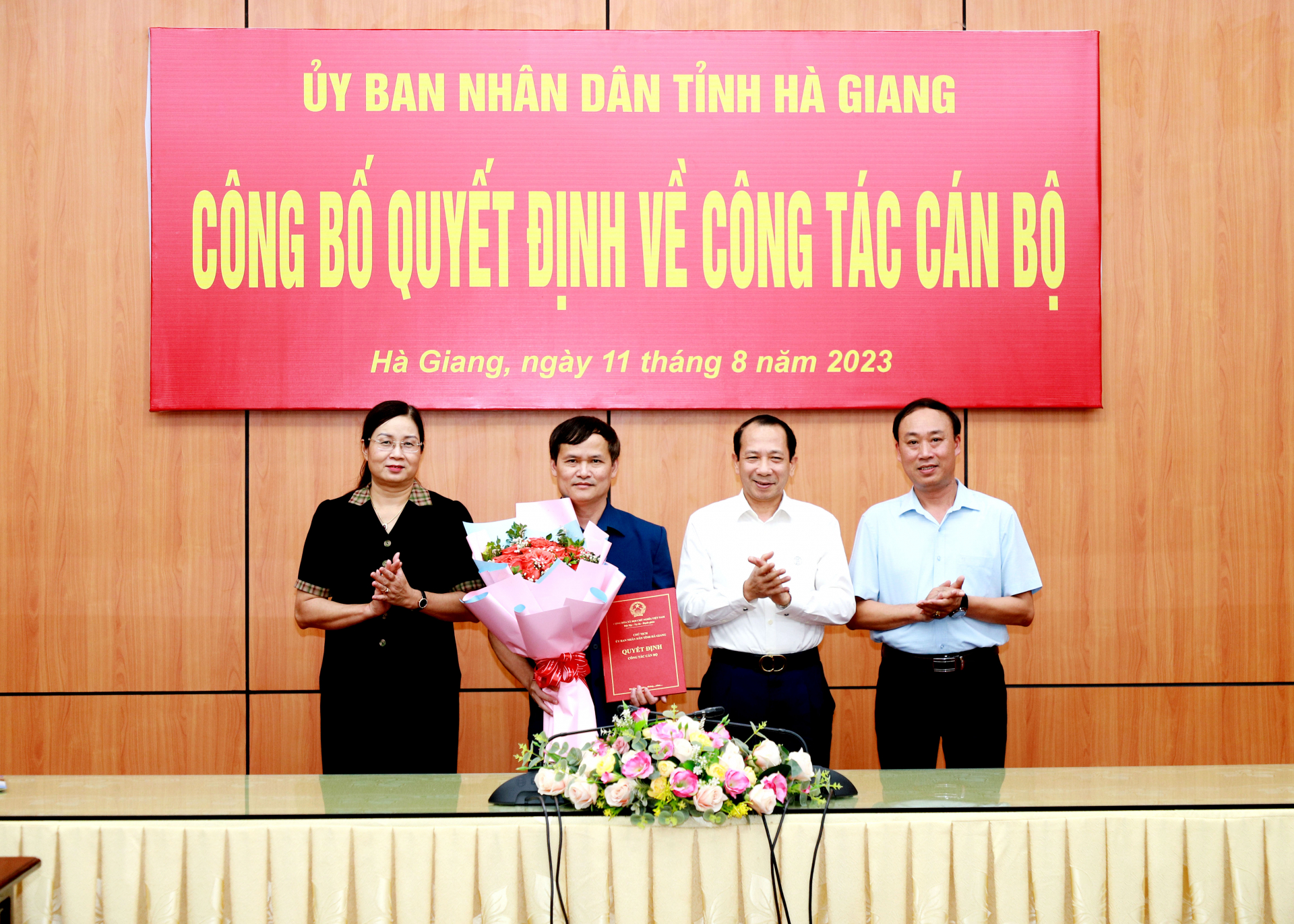 Các đồng chí lãnh đạo tỉnh trao Quyết định bổ nhiệm của UBND tỉnh cho tân Giám đốc Sở Công thương Triệu Tài Phong.