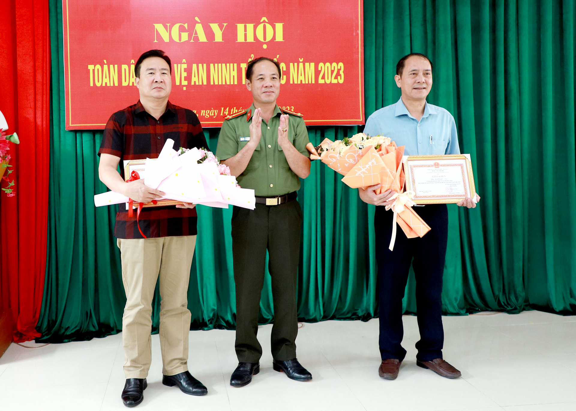 Tập thể Báo Hà Giang nhận Giấy khen của Công an tỉnh vì đã có thành tích xuất sắc trong thực hiện phong trào.