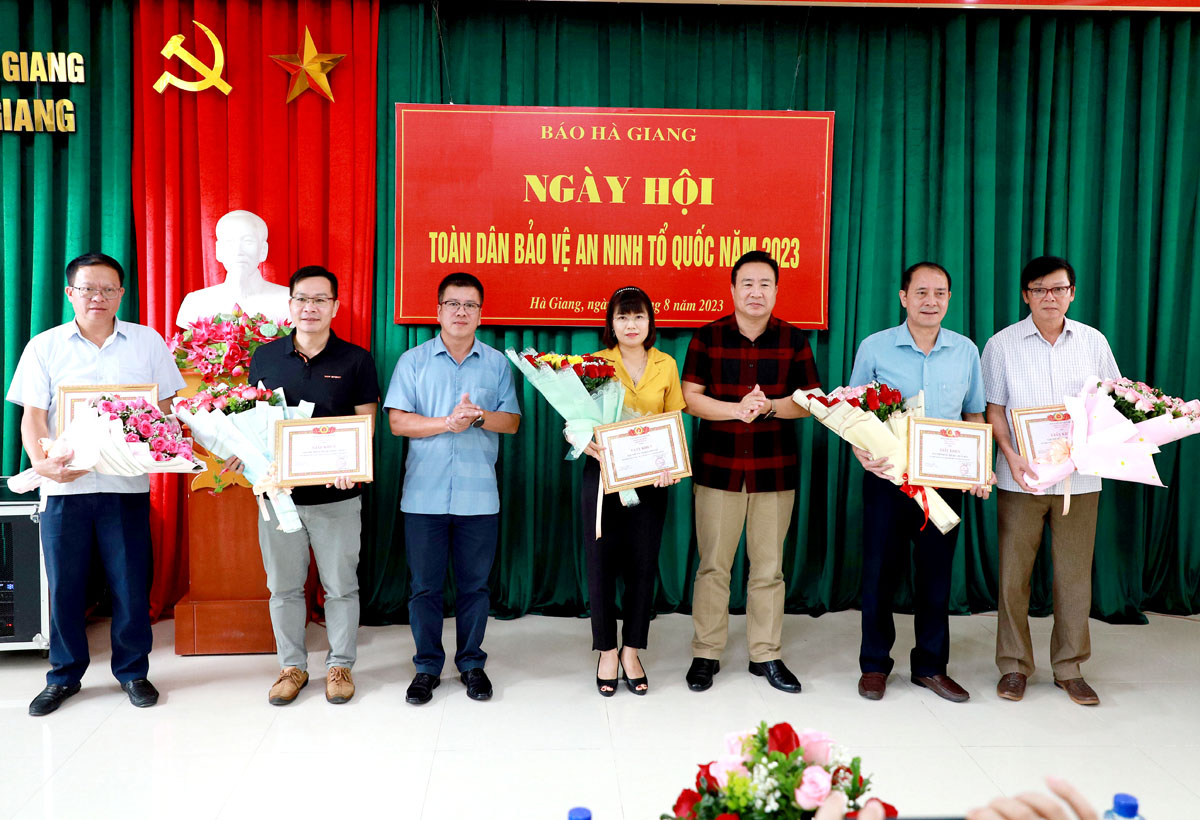 Báo Hà Giang trao Giấy khen cho các tập thể có thành tích xuất sắc trong thực hiện phong trào.
