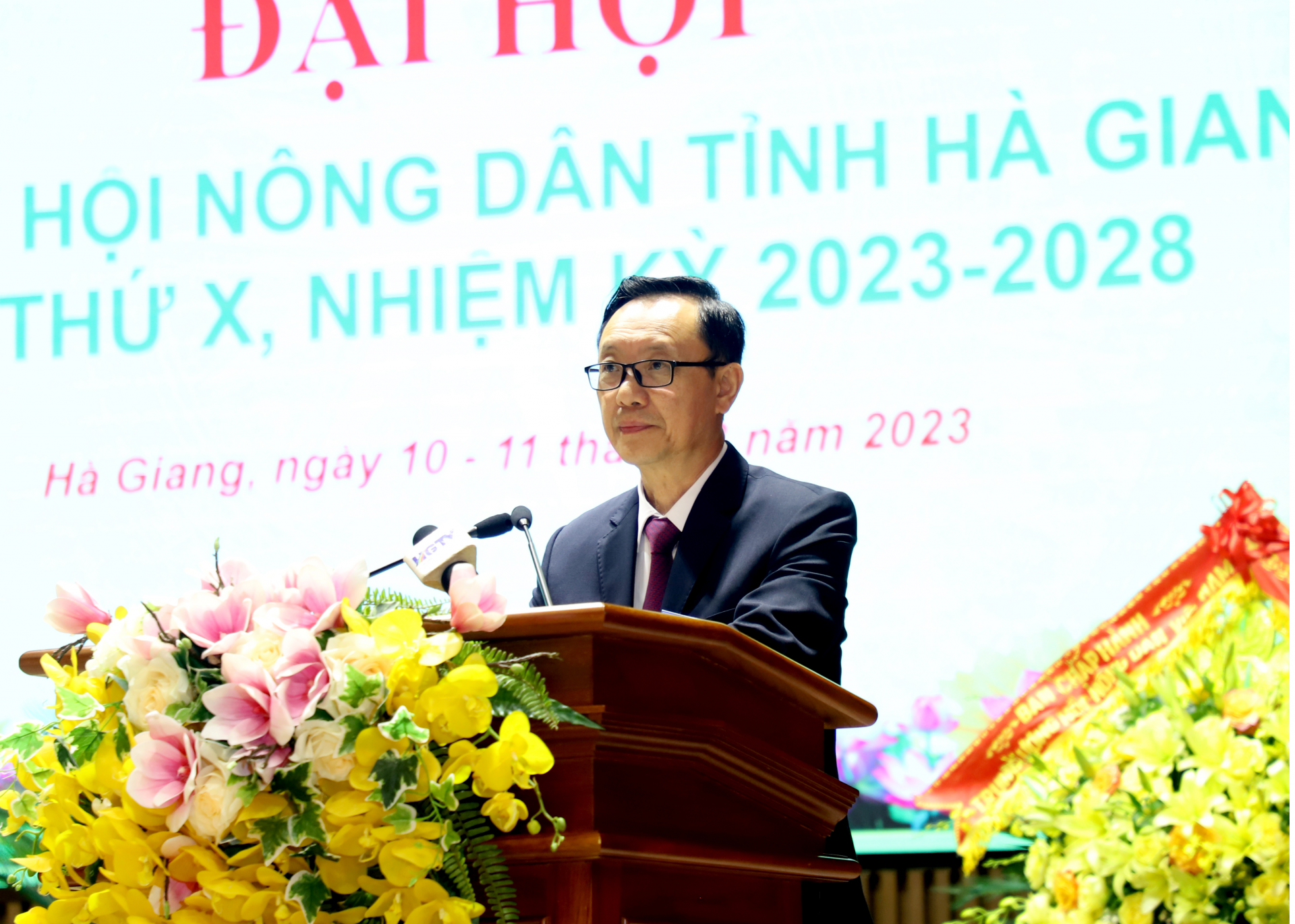 Phó Bí thư Thường trực Tỉnh ủy, Chủ tịch HĐND tỉnh Thào Hồng Sơn phát biểu tại đại hội.