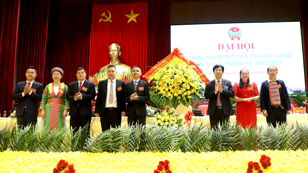 Phó Chủ tịch T.Ư Hội Nông dân Việt Nam Nguyễn Xuân Định tặng hoa chúc mừng đại hội.