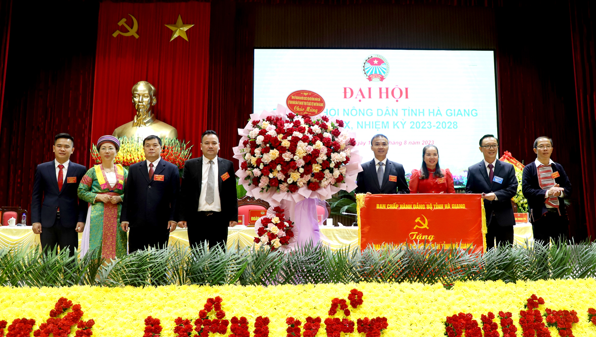 Phó Bí thư Thường trực Tỉnh ủy, Chủ tịch HĐND tỉnh Thào Hồng Sơn tặng đại hội hoa và bức trướng với dòng chữ “Đoàn kết – Đổi mới – Liên kết – Phát triển bền vững”.