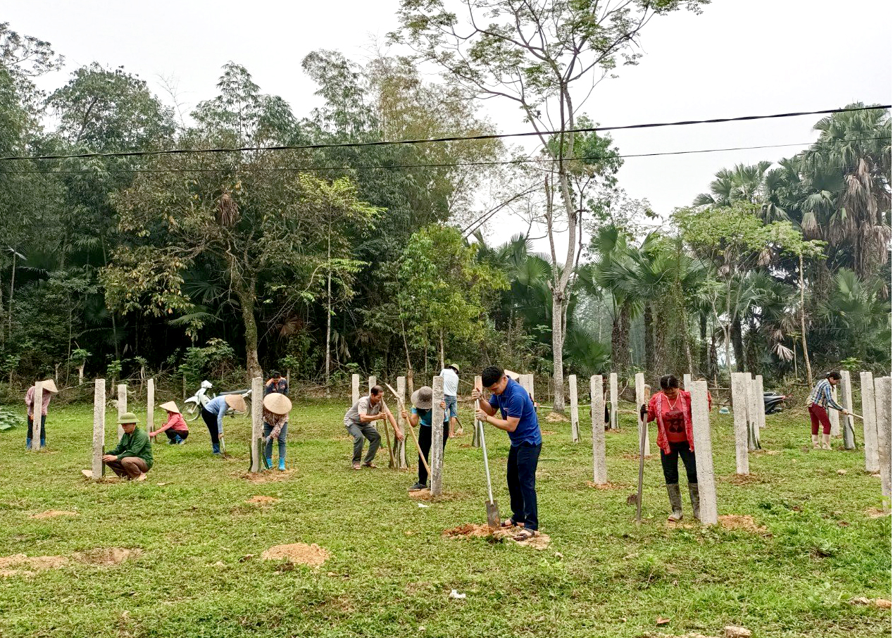 Cán bộ và nhân dân huyện Bắc Quang giúp nhau cải tạo vườn tạp.
