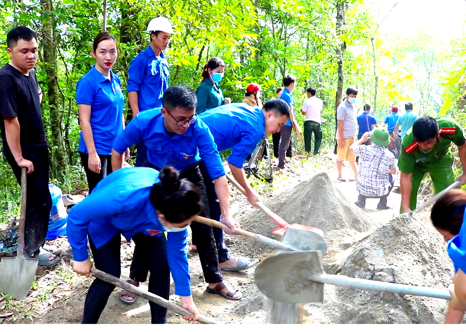 Đoàn viên, thanh niên cùng người dân thị trấn Vinh Quang (Hoàng Su Phì) làm đường bê tông nông thôn.    	    
     								 Ảnh: Nguyễn Phương