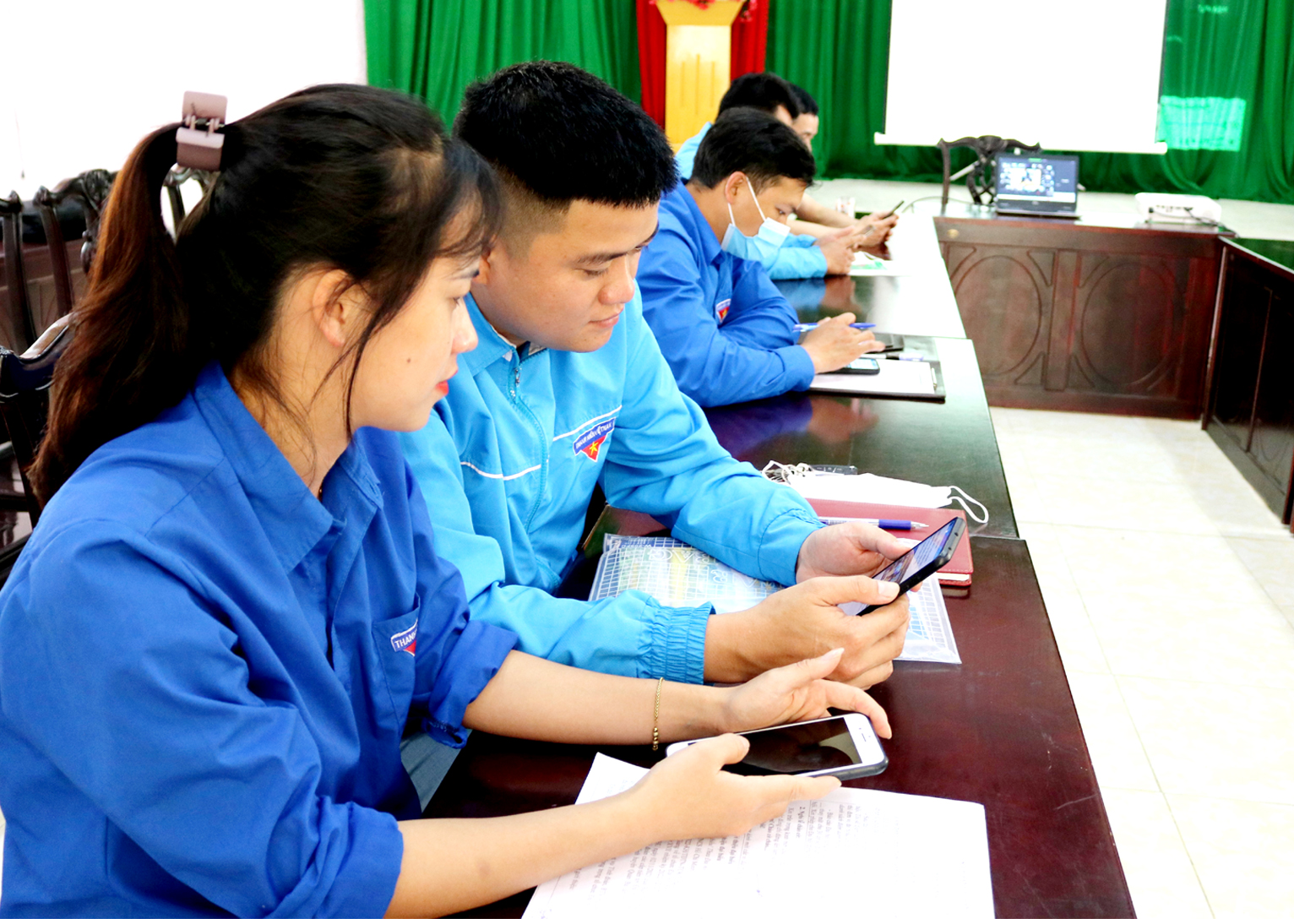 Đoàn viên thanh niên huyện Quản Bạ tham gia lớp tập huấn chuyển đổi số do Huyện đoàn tổ chức.
