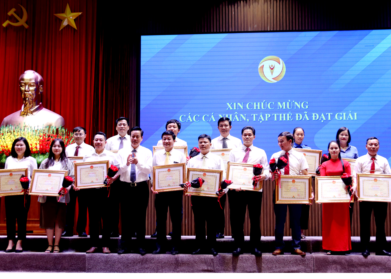 Chủ tịch UBND tỉnh Nguyễn Văn Sơn tặng Bằng khen các tập thể có thành tích xuất sắc trong công tác chuyển đổi số. Ảnh: TƯ LIỆU
