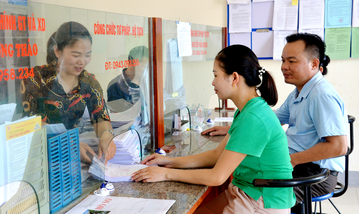 Cán bộ, công chức bộ phận một cửa thị trấn Yên Bình giải quyết thủ tục hành chính cho người dân.