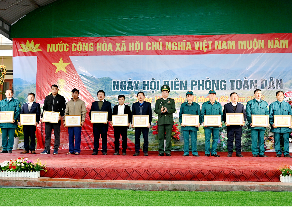 Ông Ngũ Đức Huy (thứ hai bên phải) và các cá nhân có thành tích xuất sắc trong tham gia bảo vệ biên giới được Bộ Chỉ huy BĐBP tỉnh khen thưởng.
