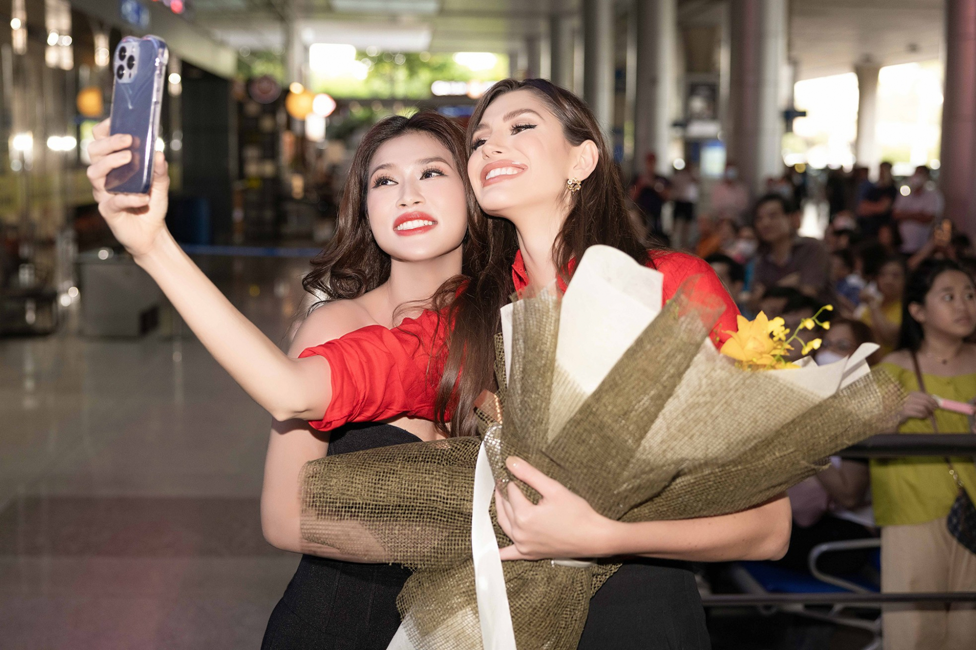 Isabella Menin rạng rỡ khi hội ngộ Hoa hậu Đoàn Thiên Ân. Hai người đẹp từng cùng tham dự cuộc thi Hoa hậu Hòa bình quốc tế 2022 tổ chức ở Indonesia.
