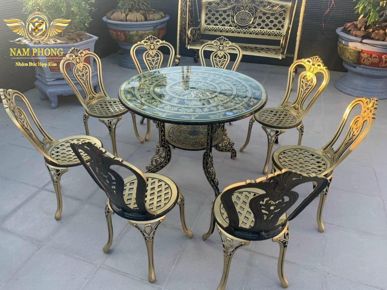 1 bàn ghế tròn + 6 ghế nhôm đúc do Nhôm đúc Nam Phong bàn giao cho khách hàng