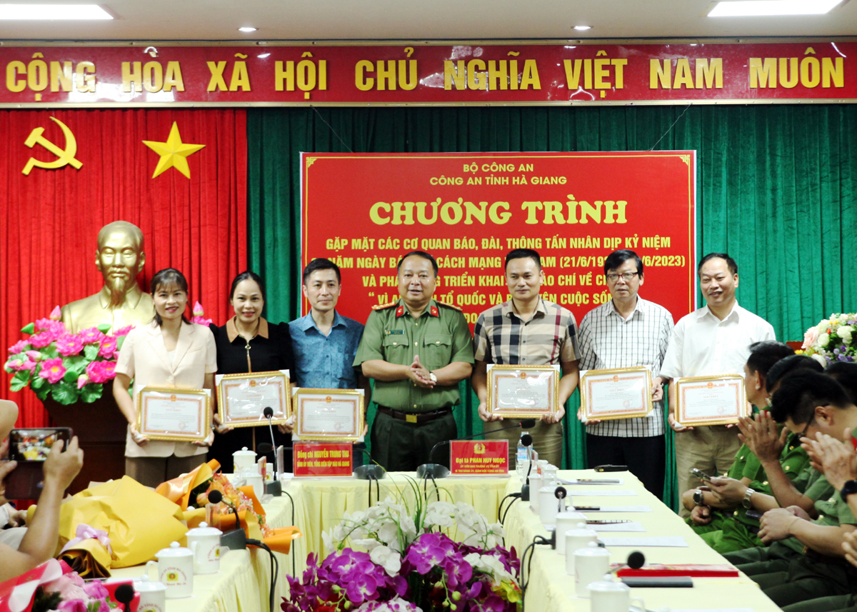 3 cá nhân của Báo Hà Giang (từ phải qua trái) có thành tích xuất sắc trong công tác phối hợp tuyên truyền về nhiệm vụ đảm bảo ANTT được Giám đốc Công an tỉnh tặng Giấy khen (Ảnh tư liệu).