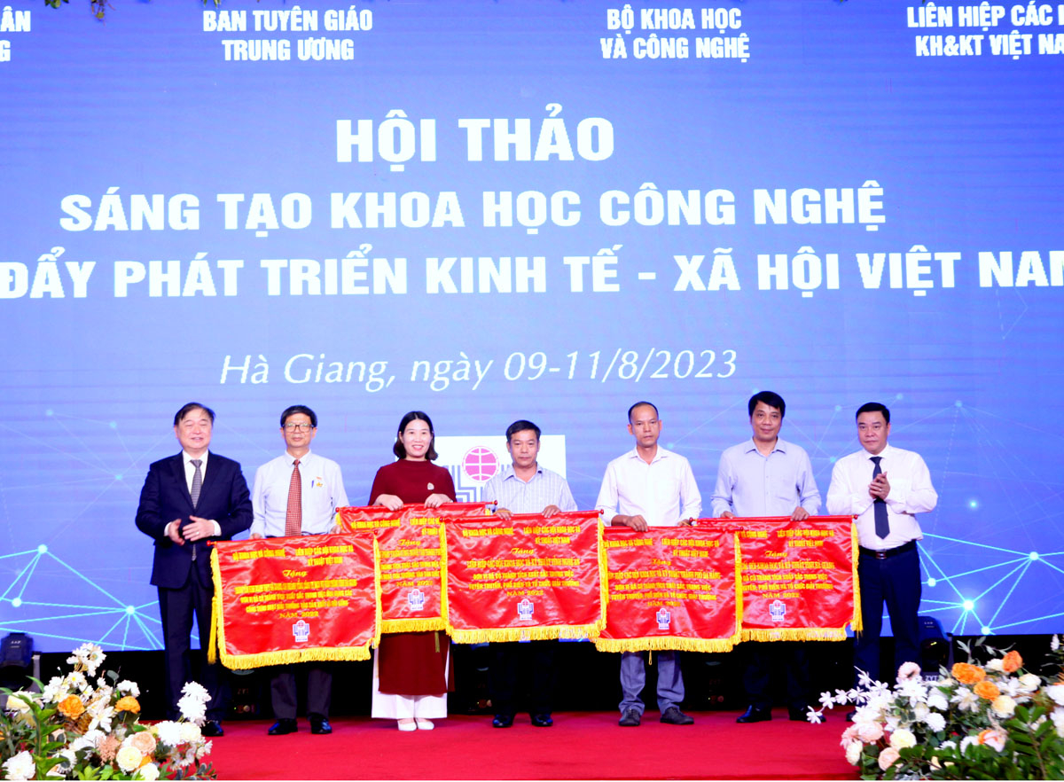 Các đơn vị có thành tích xuất sắc trong tuyên truyền, phổ biến và ứng dụng công trình đoạt Giải thưởng VIFOTEC giải nhận cờ của Ban Tổ chức giải.