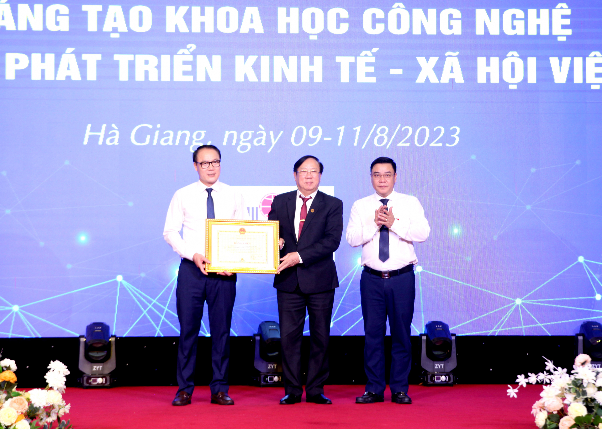 Lãnh đạo UBND tỉnh tặng Bằng khen cho Quỹ Hỗ trợ Sáng tạo kỹ thuật VIFOTEC, Liên hiệp các hội Khoa học và Kỹ thuật Việt Nam.