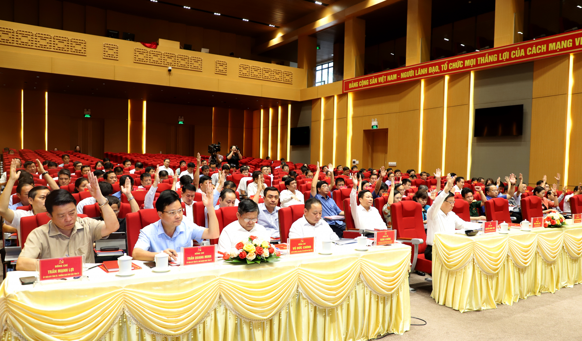 Các đại biểu biểu quyết thông qua Nghị quyết Hội nghị lần thứ 14 BCH Đảng bộ tỉnh khóa XVII về đẩy mạnh thực hiện Nghị quyết Đại hội Đại biểu Đảng bộ tỉnh lần thứ XVII (giai đoạn 2023 – 2025).
