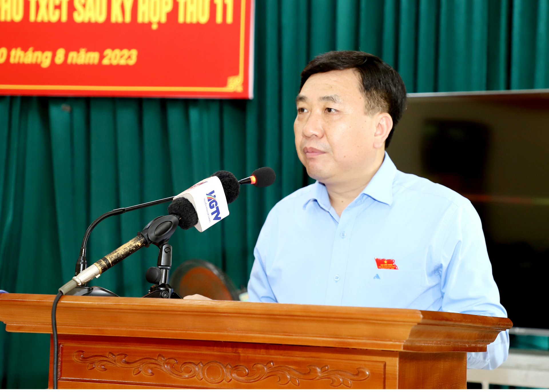 Quyền Bí thư Tỉnh ủy Nguyễn Mạnh Dũng phát biểu tại buổi tiếp xúc cử tri phường Minh Khai