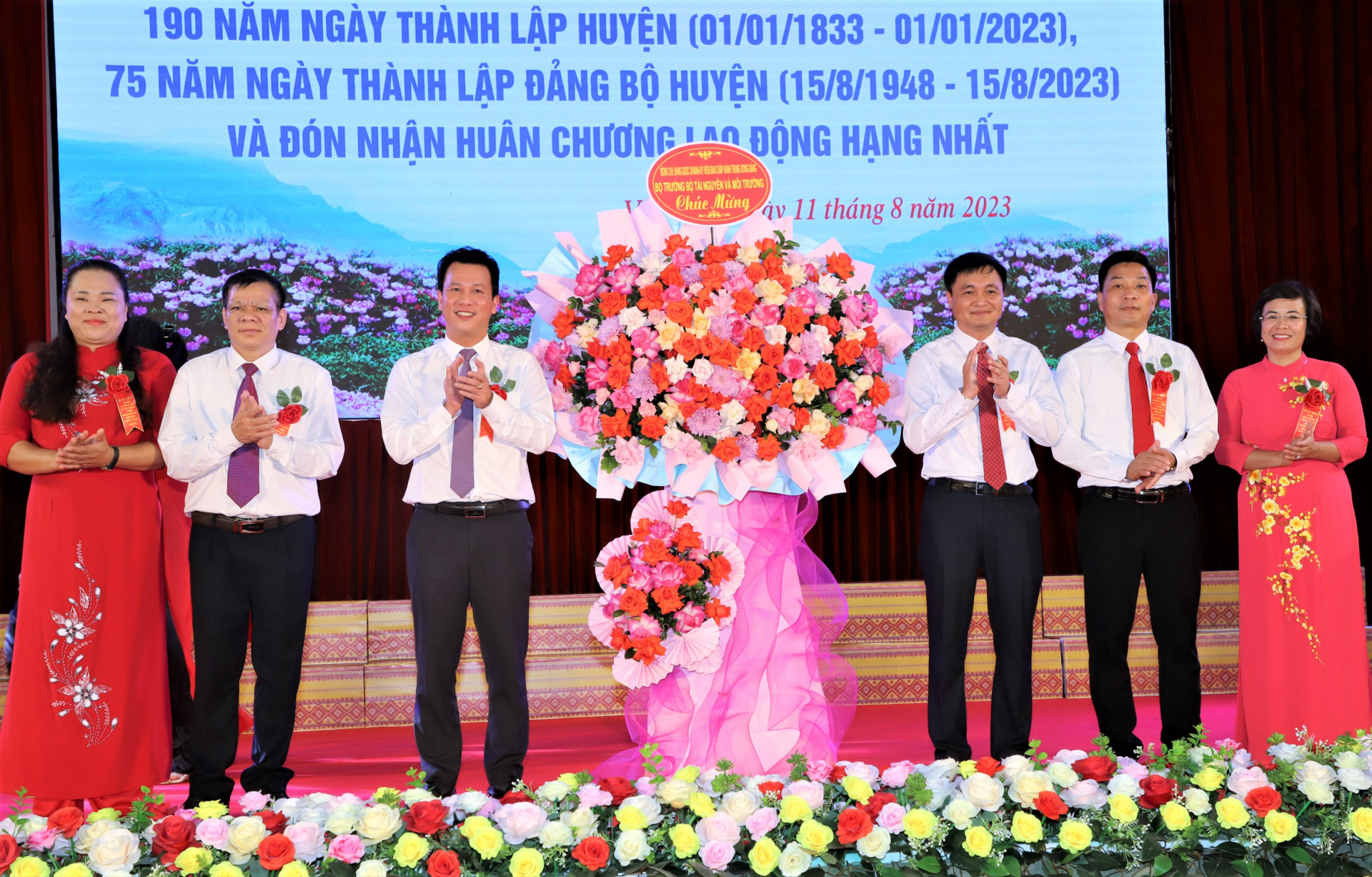 Bộ trưởng Bộ Tài nguyên – Môi trường tặng lẵng hoa chúc mừng huyện Vị Xuyên