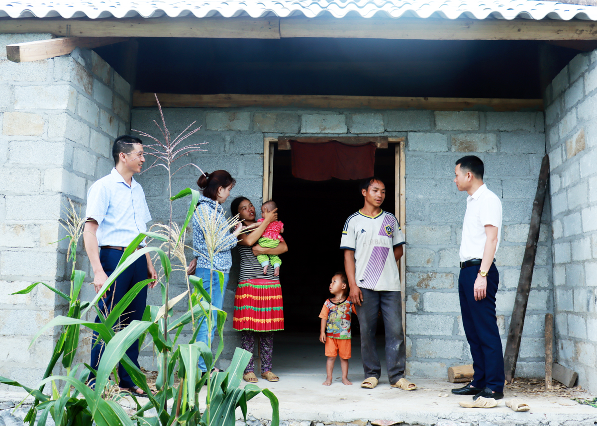 Từ nguồn vốn Chương trình mục tiêu Quốc gia giảm nghèo bền vững, gia đình anh Giàng Mí Ly (thứ 2 bên phải), thôn Lũng Lừ A, xã Lũng Pù xây dựng được căn nhà mới kiên cố.