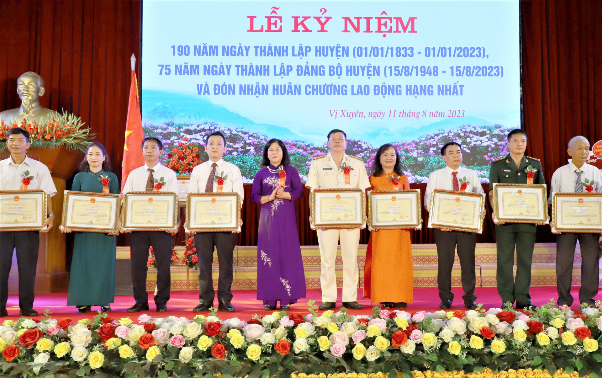 Phó Chủ tịch Thường trực HĐND tỉnh Chúng Thị Chiên trao Bằng khen của Chủ tịch UBND tỉnh cho các cá nhân.