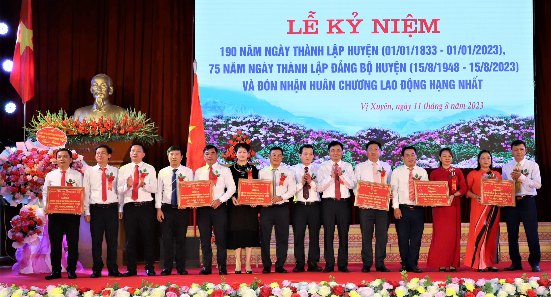 Lãnh đạo huyện Vị Xuyên trao giải Nhất, Nhì, Ba cho các tập thể có thành tích xuất sắc trong phong trào thi đua lập thành tích chào mừng 190 năm ngày thành lập huyện, 75 năm ngày thành lập Đảng bộ huyện Vị Xuyên.