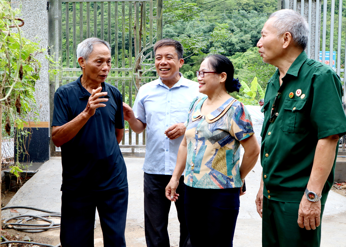 Hội Nạn nhân chất độc da cam/dioxin thành phố thăm mô hình kinh tế của ông Lê Đình Cựng (người đầu tiên bên trái)
