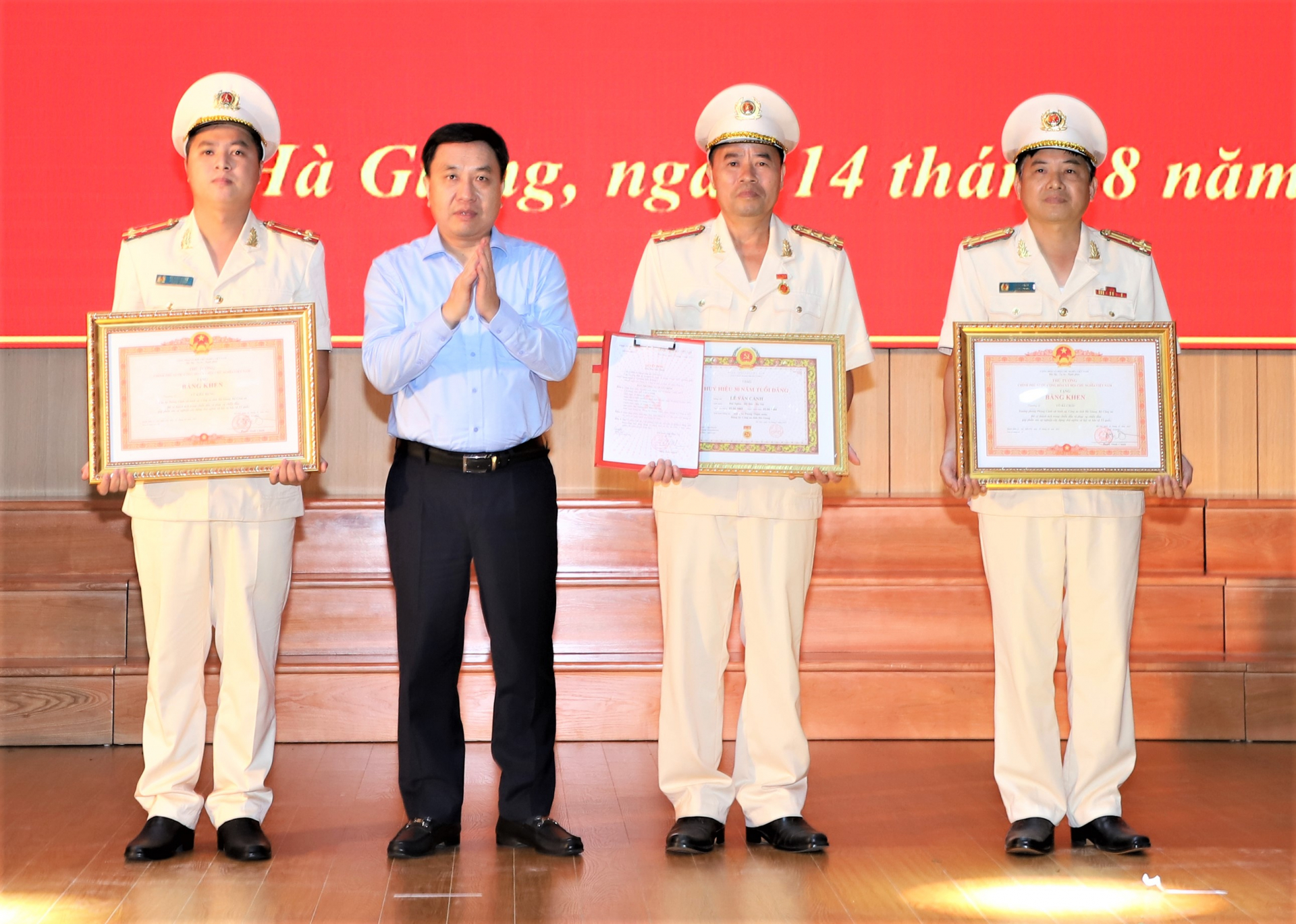 Thừa ủy quyền của Thủ tướng Chính phủ, Quyền Bí thư Tỉnh ủy Nguyễn Mạnh Dũng trao Bằng khen của Thủ tướng Chính phủ cho các cá nhân.