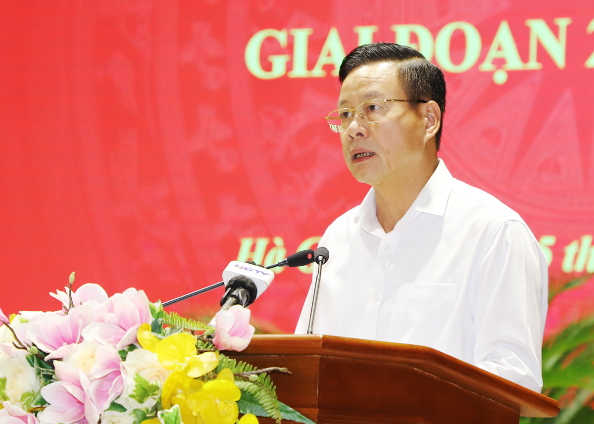 Phó Bí thư Tỉnh ủy, Chủ tịch UBND tỉnh Nguyễn Văn Sơn phát biểu bế mạc hội nghị    