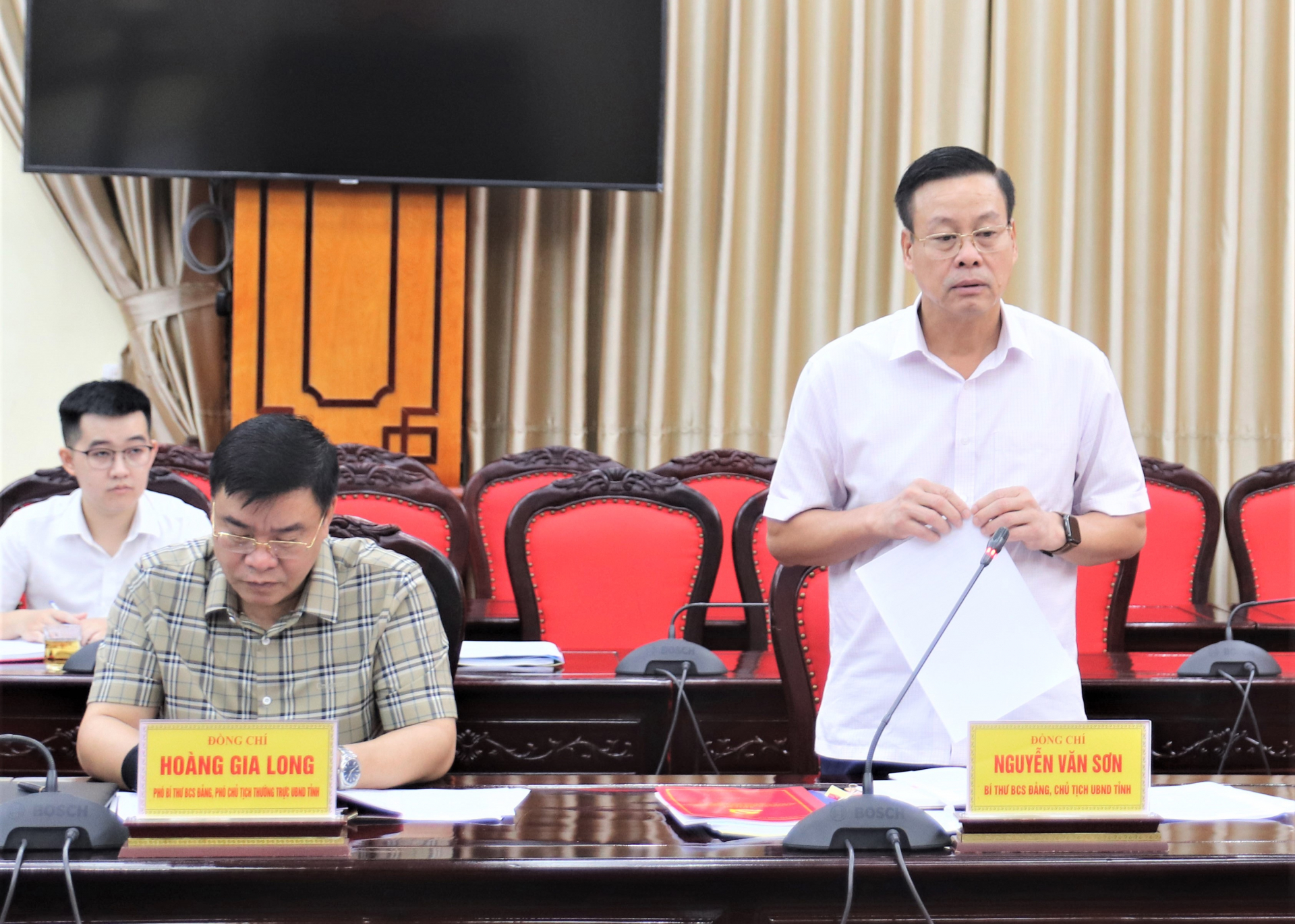 Chủ tịch UBND tỉnh Nguyễn Văn Sơn báo cáo công tác lãnh đạo, chỉ đạo và tổ chức thực hiện công tác cán bộ theo các nghị quyết của Đảng.