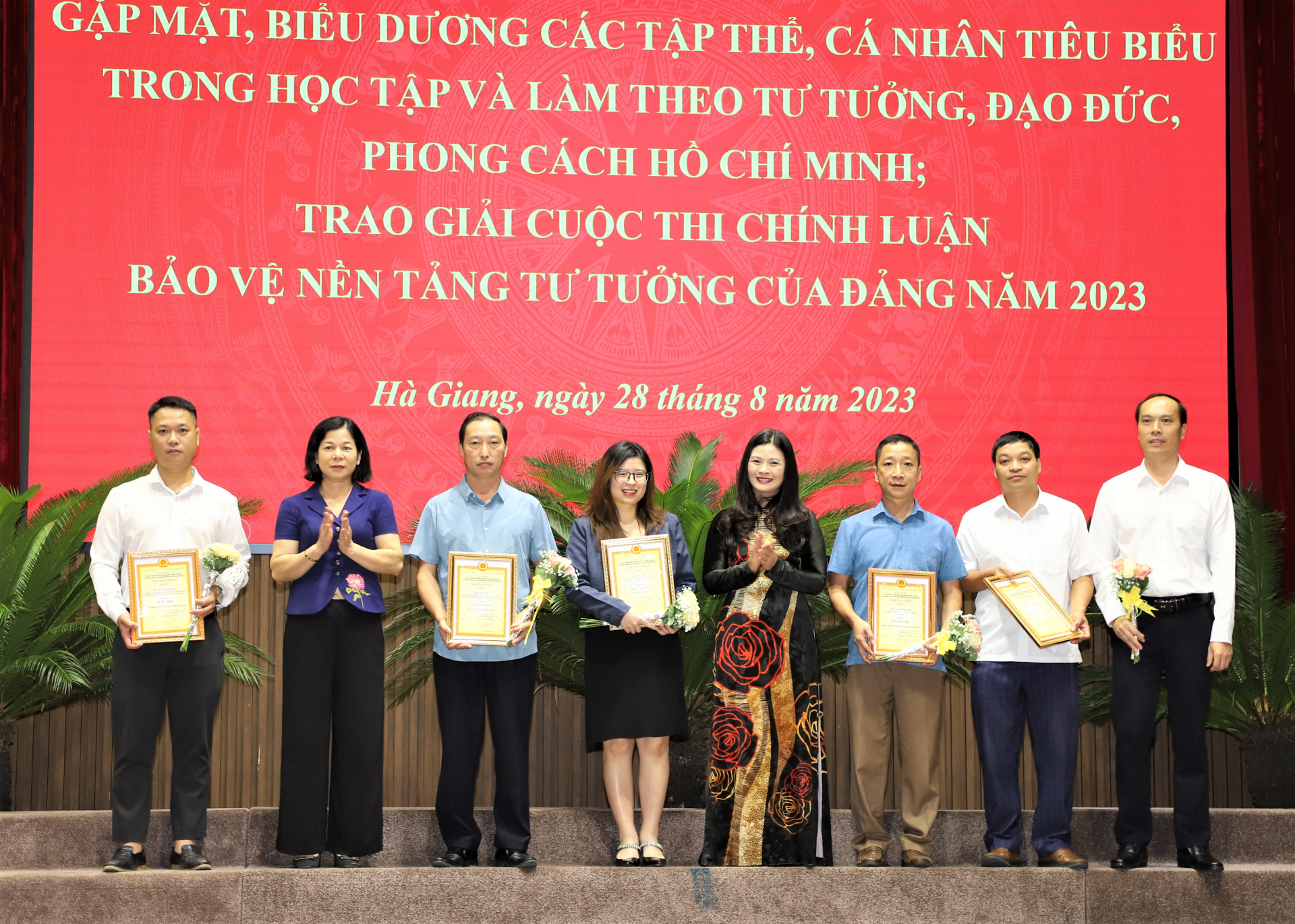 Phó Chủ tịch Thường trực HĐND tỉnh Chúng Thị Chiên và Trưởng ban Tuyên giáo Tỉnh ủy Vương Ngọc Hà trao giải C cuộc thi Chính luận cho các tác giả.