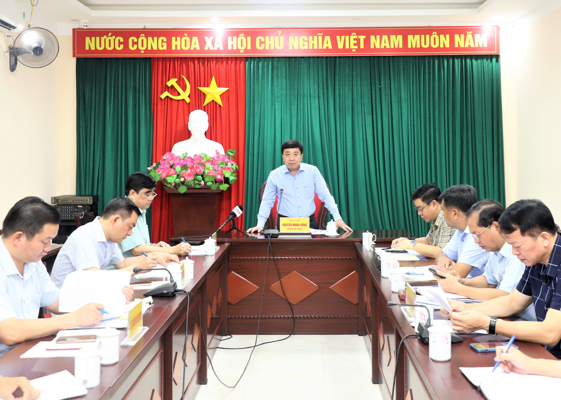 Quyền Bí thư Tỉnh ủy Nguyễn Mạnh Dũng chủ trì buổi tiếp công dân.