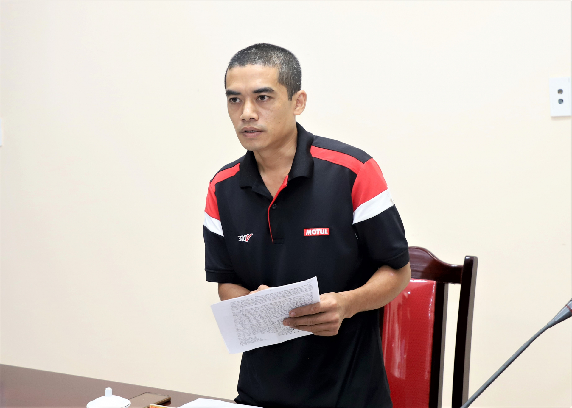 Công dân Nguyễn Văn Hoàn trình bày nội dung kiến nghị.
