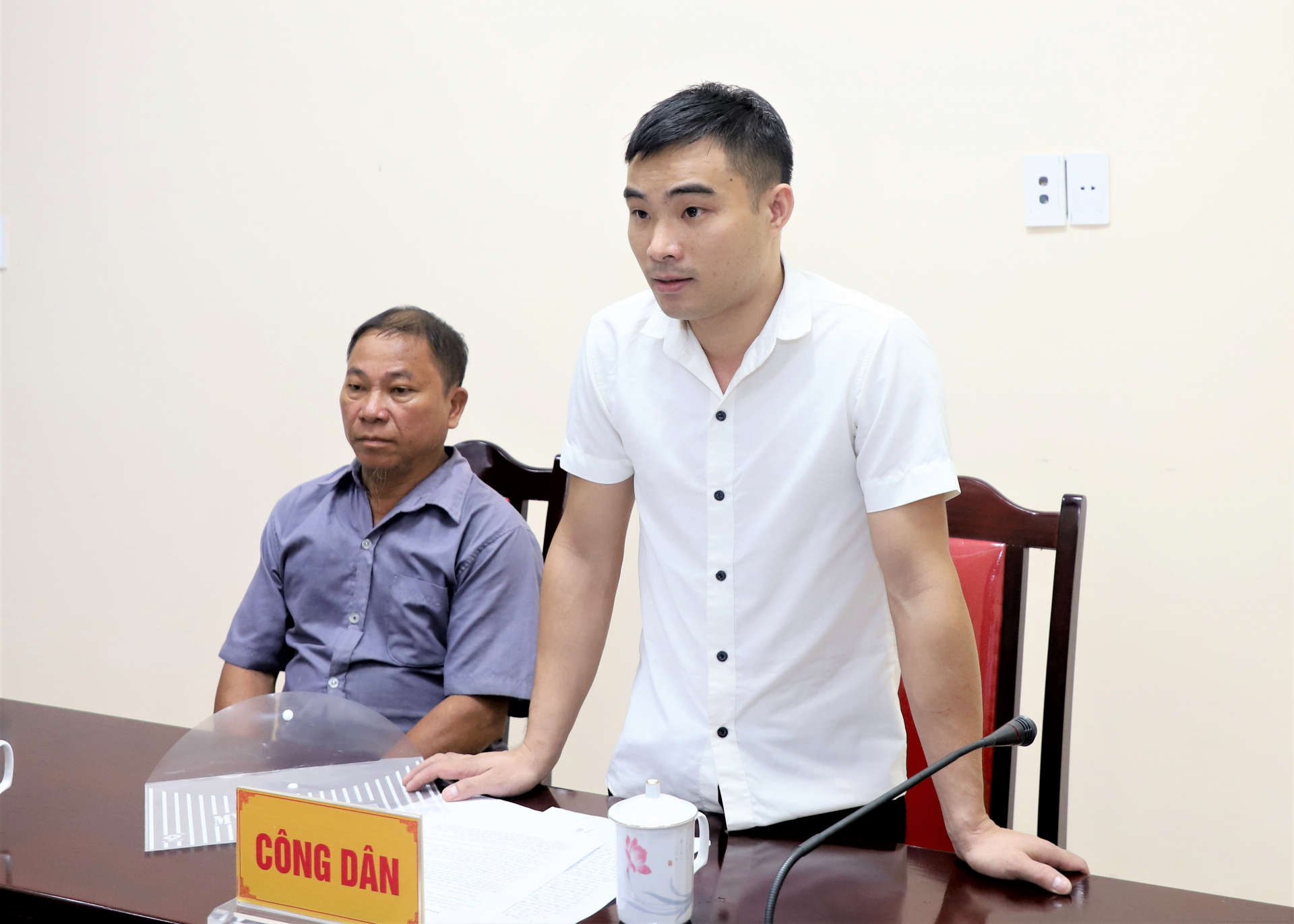 Công dân Liều Văn Vân, trú tại thôn Minh Thượng, xã Tân Lập trình bày nội dung kiến nghị.