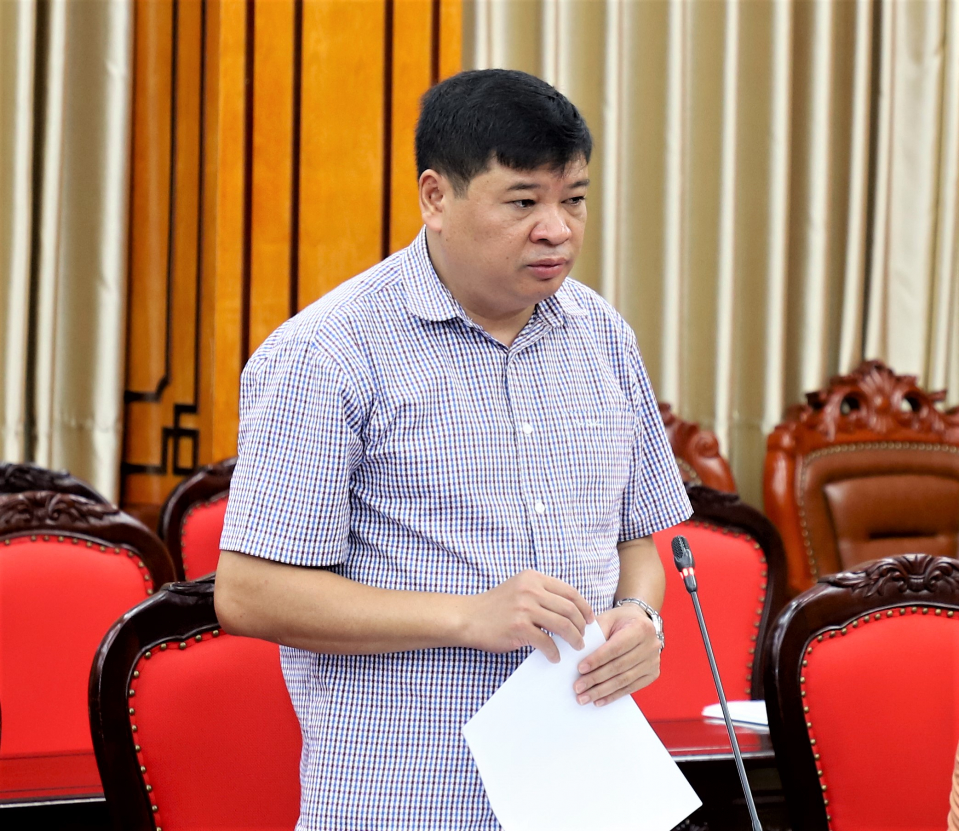 Giám đốc Sở Kế hoạch và Đầu tư Lương Văn Đoàn báo cáo tình hình thực hiện nhiệm vụ phát triển KT - XH tháng 8.2023.
