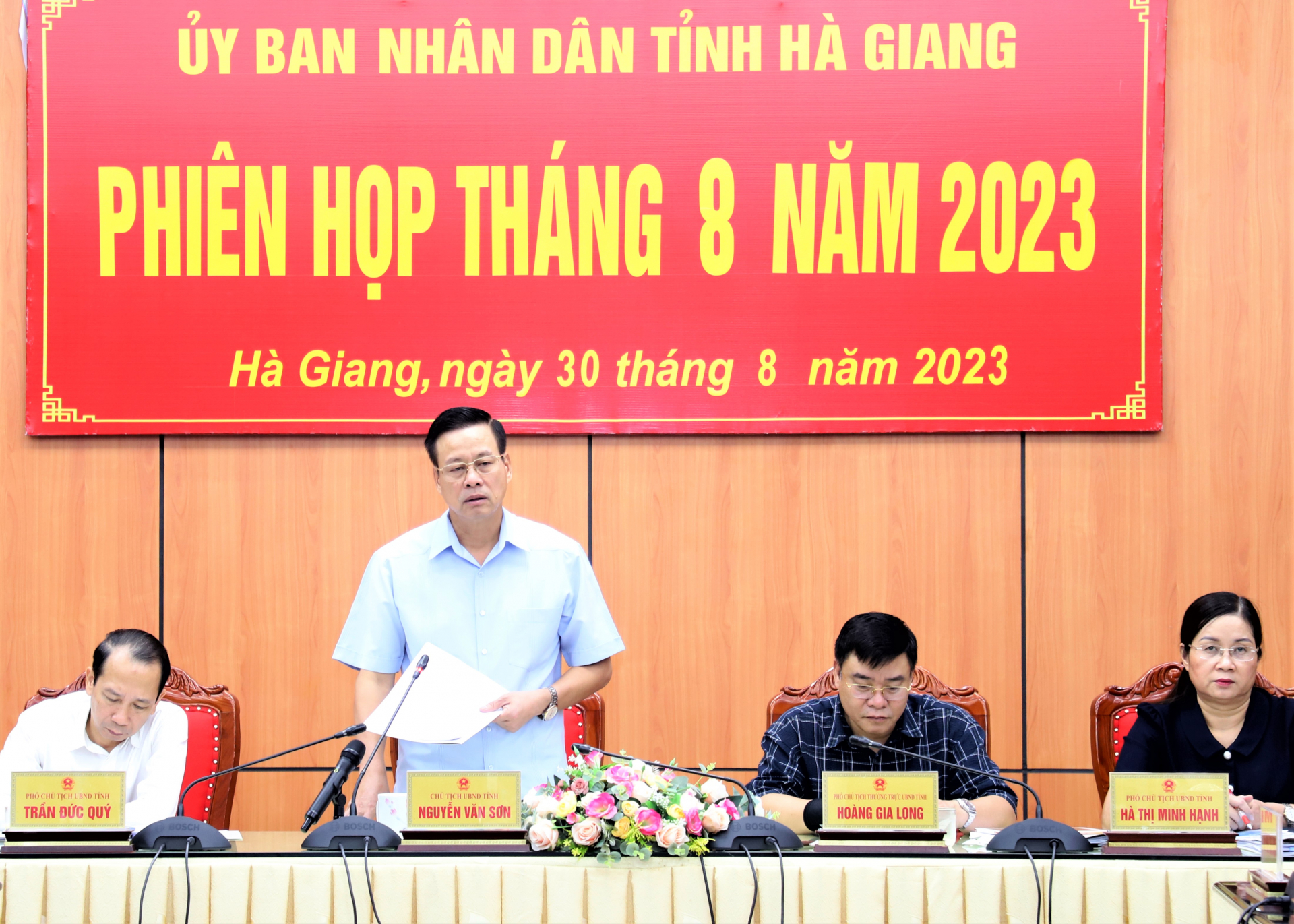 Chủ tịch UBND tỉnh Nguyễn Văn Sơn và các Phó Chủ tịch UBND tỉnh chủ trì phiên họp.