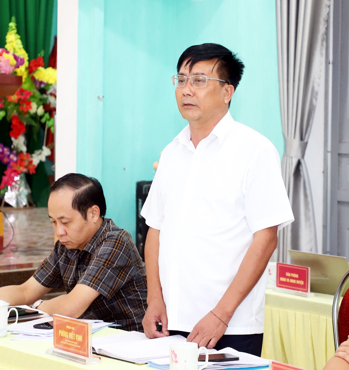 Chủ tịch UBND huyện Bắc Quang Phùng Viết Vinh báo cáo tiến độ giải phóng mặt bằng liên quan đến dự án đường cao tốc Tuyên Quang - Hà Giang.