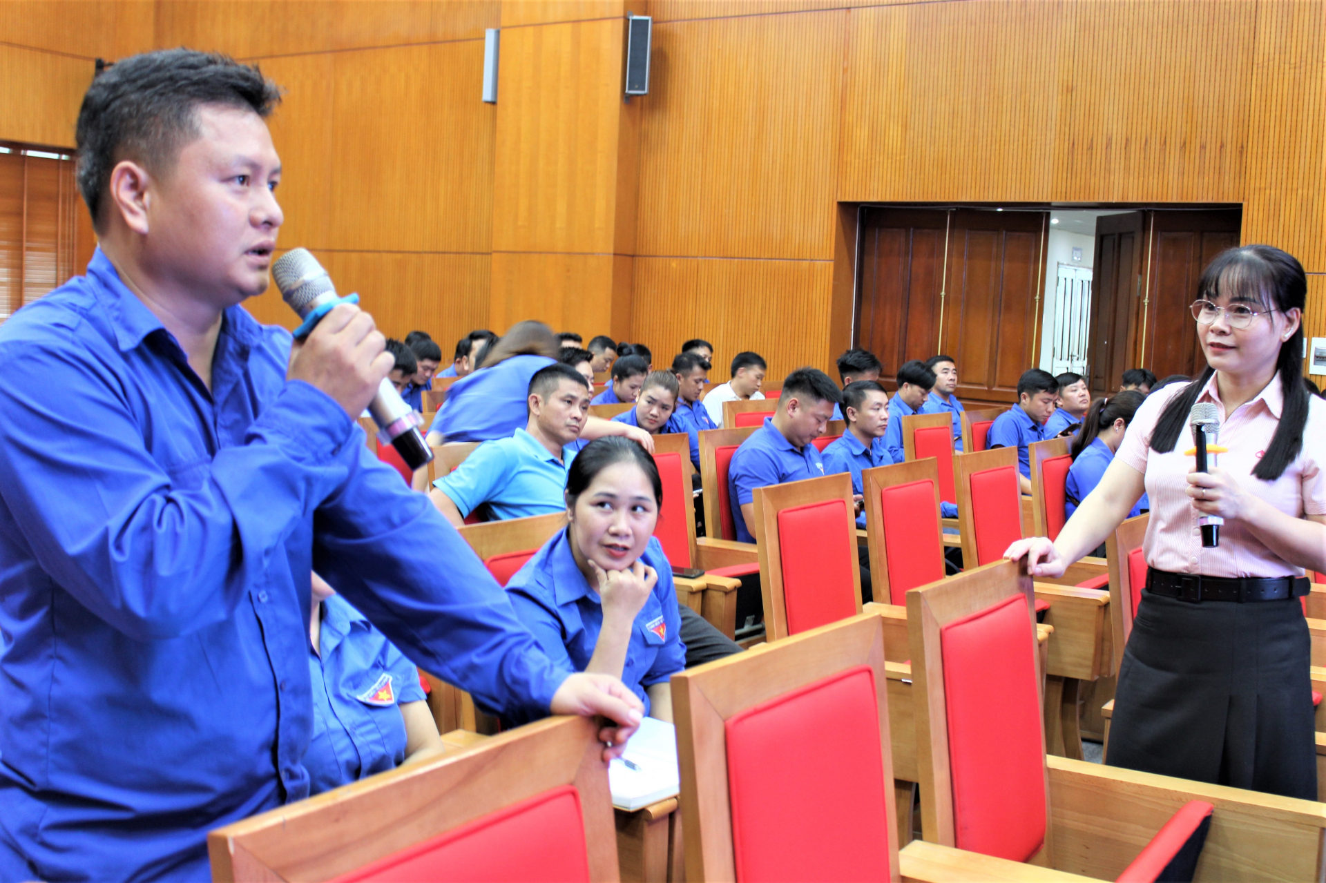 Cán bộ NHCSXH tỉnh trao đổi với Đoàn xã Tùng Bá, huyện Vị Xuyên về những vướng mắc trong làm hồ sơ vay vốn.