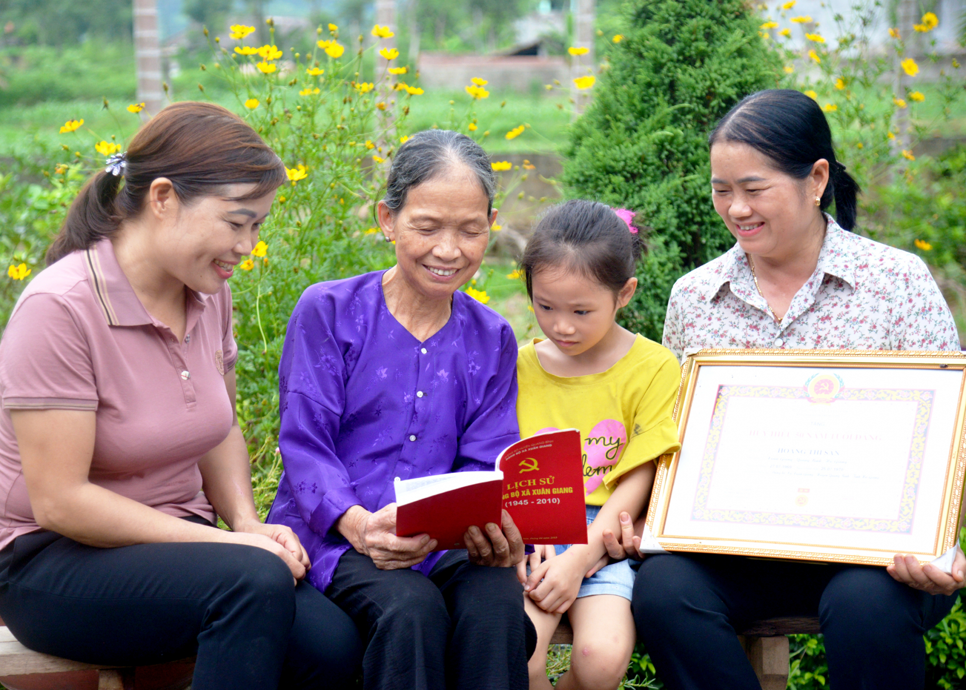 Bà Hoàng Thị Sản, thôn Tịnh, xã Xuân Giang (Quang Bình) nhắc nhở các thế hệ con, cháu phát huy truyền thống yêu nước của quê hương.