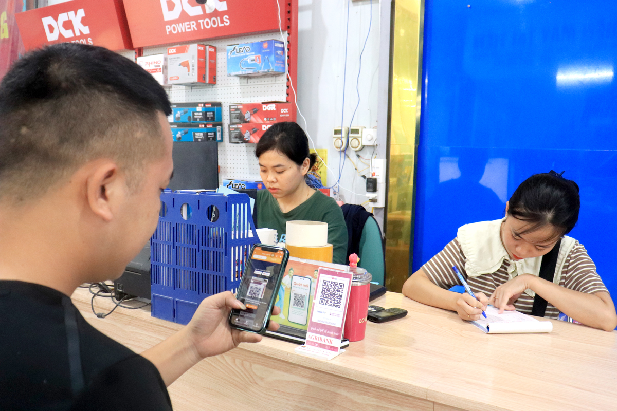 Khách hàng thanh toán bằng cách quét mã QR code tại cửa hàng điện máy Tiến Tài, Phố Cáo, xã Đồng Yên (Bắc Quang).