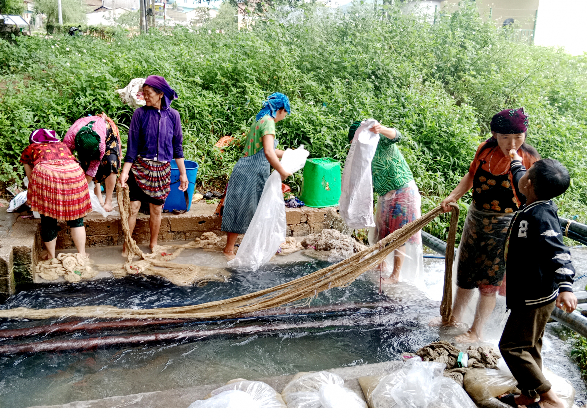Người dân giặt vải lanh ở mó nước phố cổ Đồng Văn.