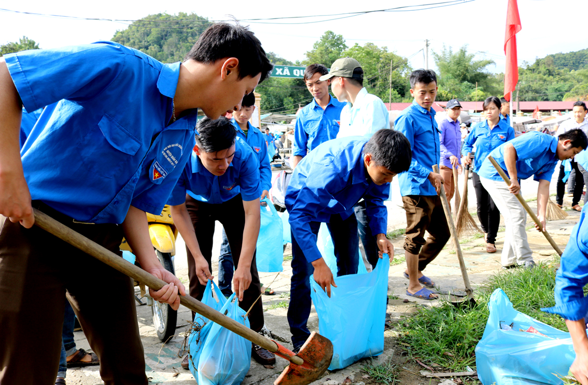 Đoàn viên, thanh niên xã Quyết Tiến (Quản Bạ) thu gom rác thải nhựa.