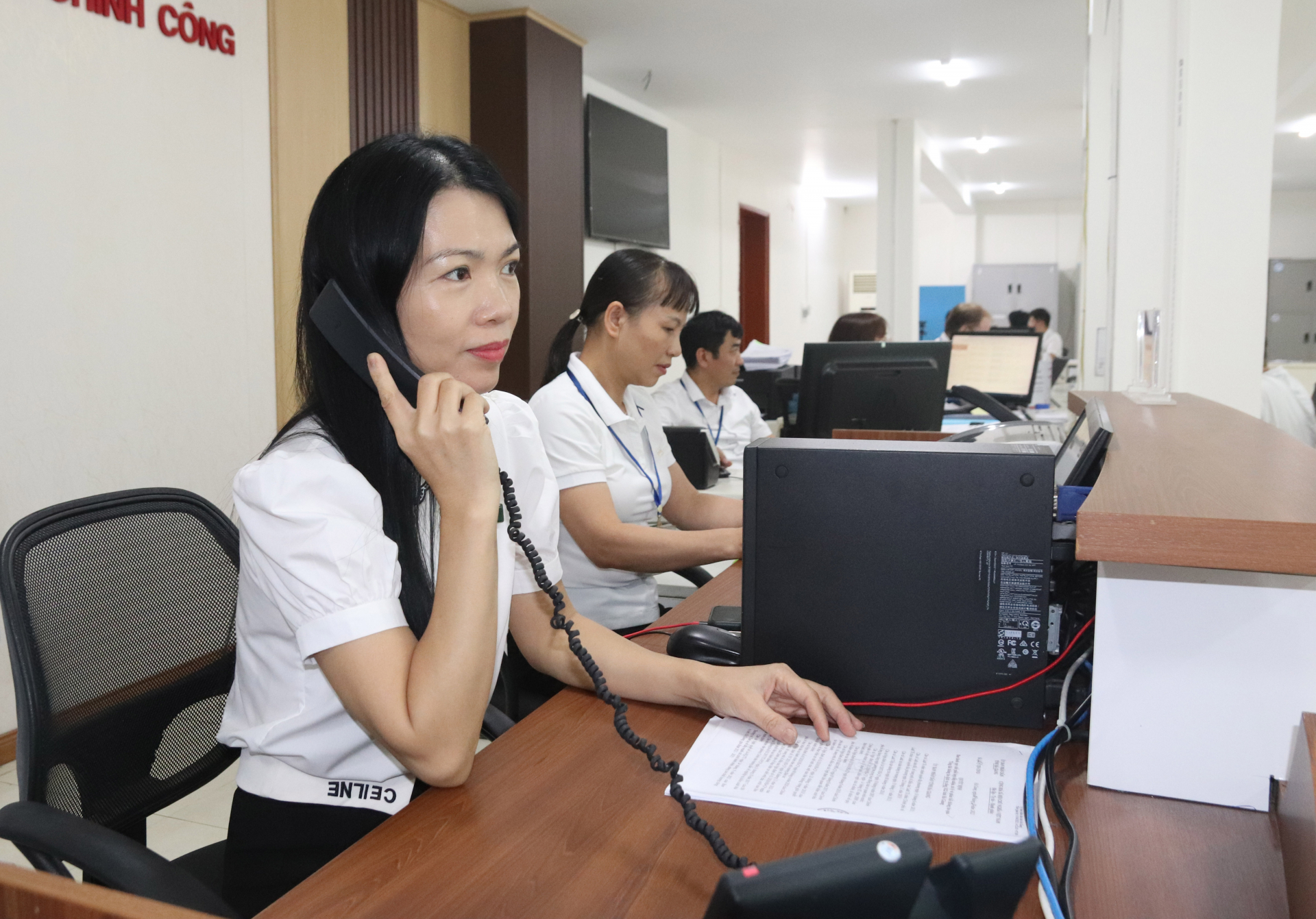 Cán bộ Trung tâm Phục vụ hành chính công tỉnh tiếp nhận ý kiến người dân thông qua Tổng đài Thông tin dịch vụ công 1022 tỉnh.
