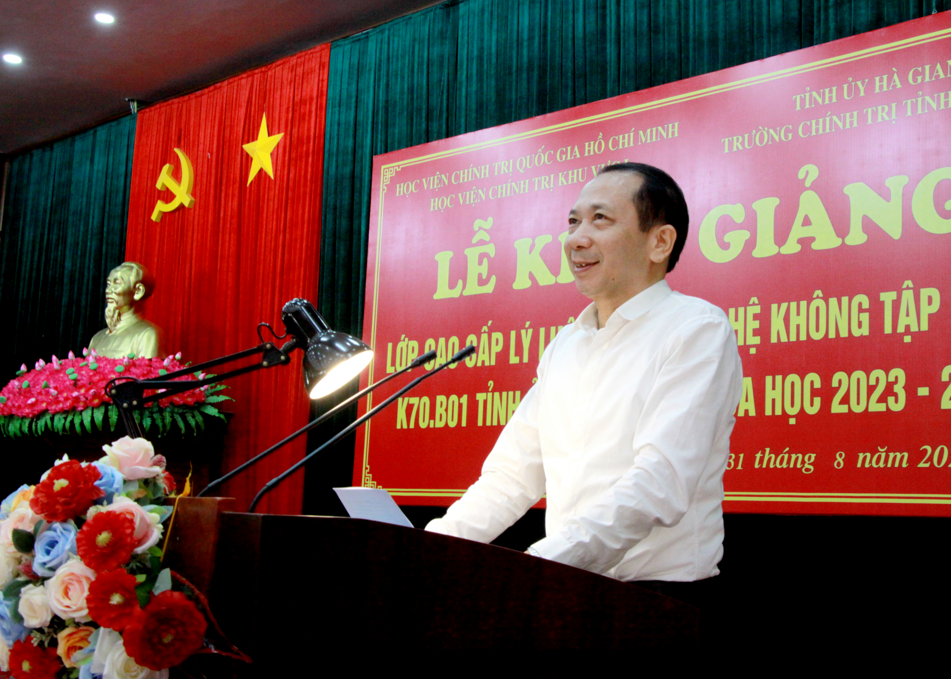 Phó Chủ tịch UBND tỉnh Trần Đức Qúy phát biểu tại lễ khai giảng