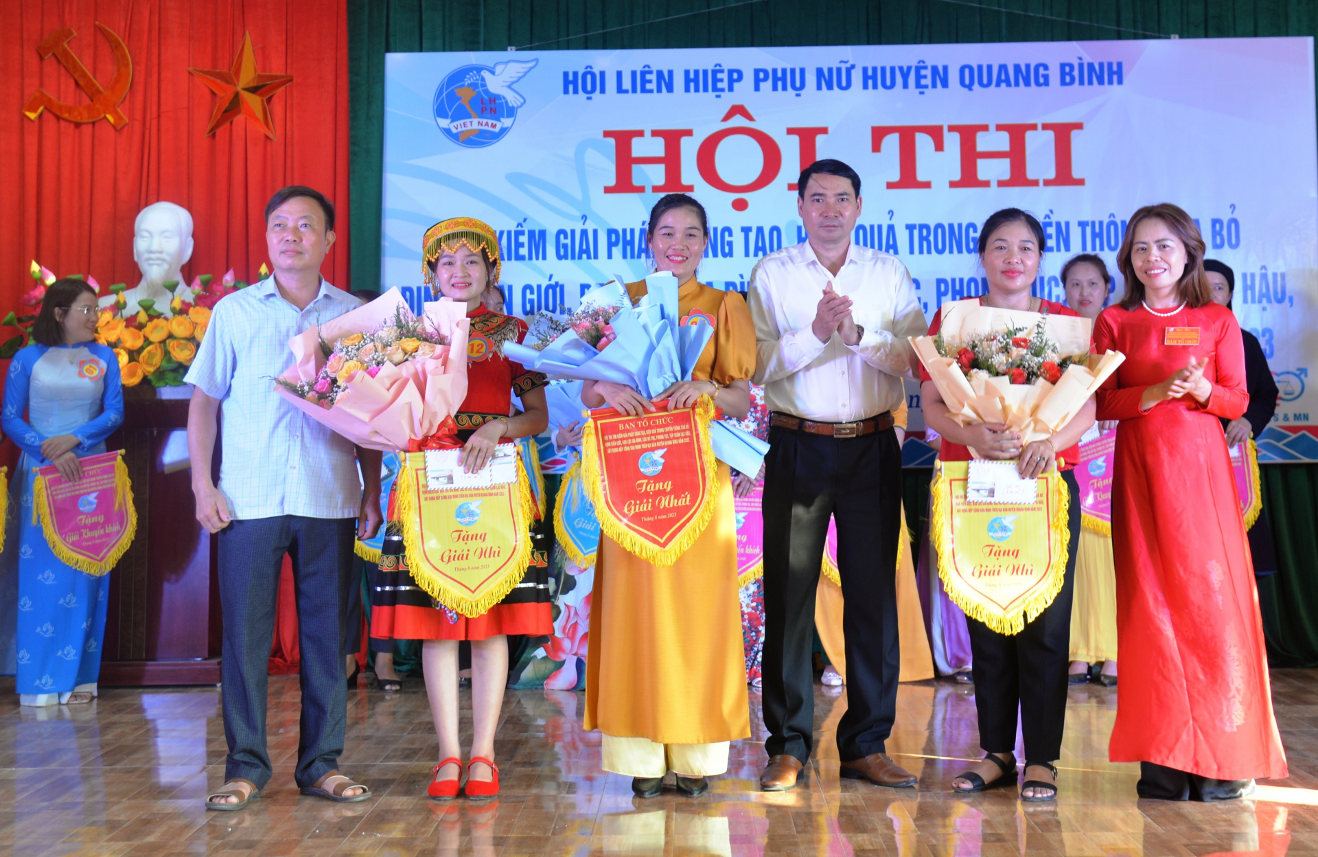 Lãnh đạo Huyện ủy, Chủ tịch Hội Liên hiệp phụ nữ huyện Quang Bình và lãnh đạo thị trấn Yên Bình trao giải Nhất, Nhì cho các đội đạt thành tích cao trong hội thi