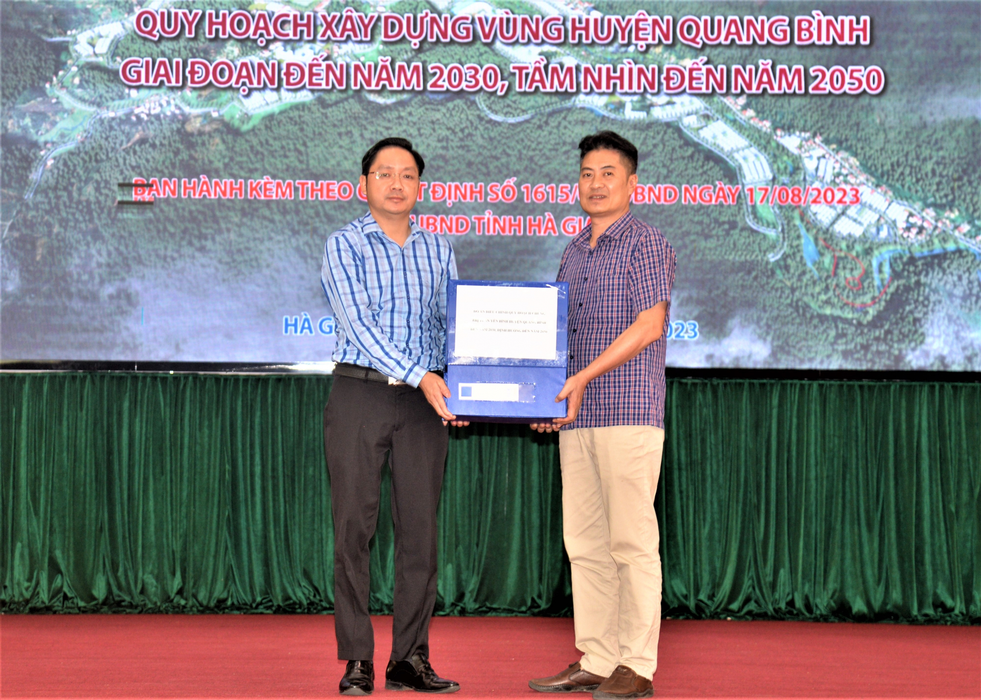 Lãnh đạo Sở Xây dựng trao Quyết định công bố 2 Đồ án quy hoạch xây dựng vùng huyện Quang Bình và thị trấn Yên Bình