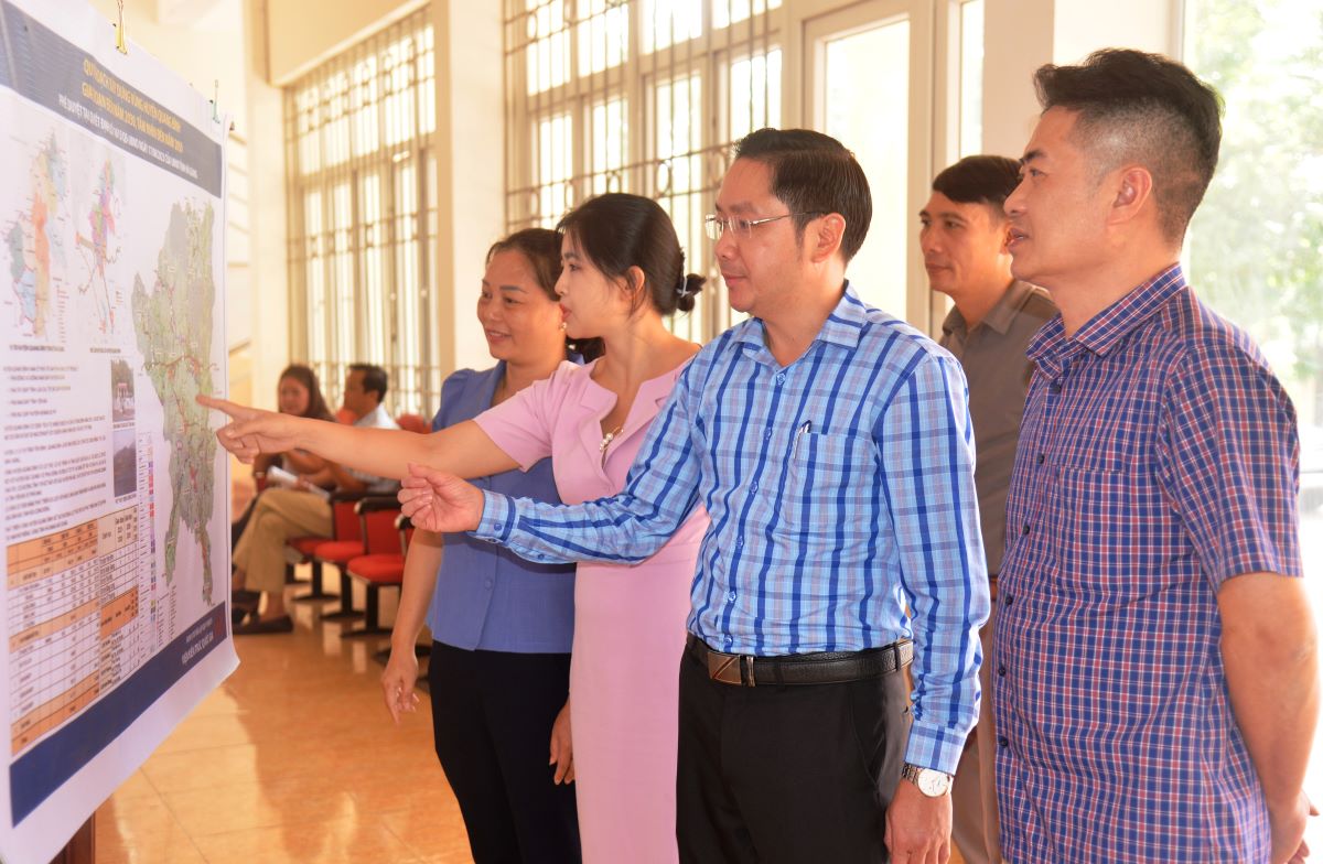 Lãnh đạo Sở Xây dựng, Viện Kiến trúc Quốc gia và UBND huyện Quang Bình giới thiệu về Đồ án quy hoạch xây dựng vùng huyện Quang Bình giai đoạn đến năm 2030, tầm nhìn đến năm 2050