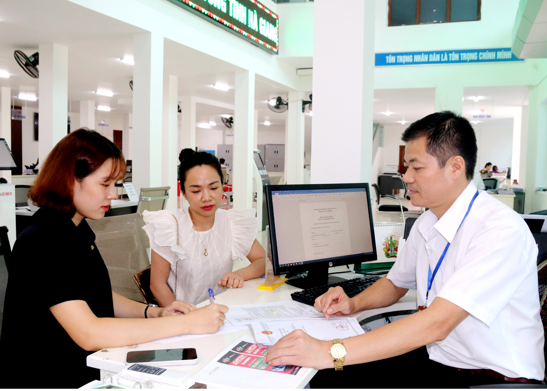 Cán bộ Trung tâm Phục vụ hành chính công tỉnh tận tâm lắng nghe ý kiến, giải quyết thủ tục hành chính nhanh gọn, thuận lợi cho người dân.