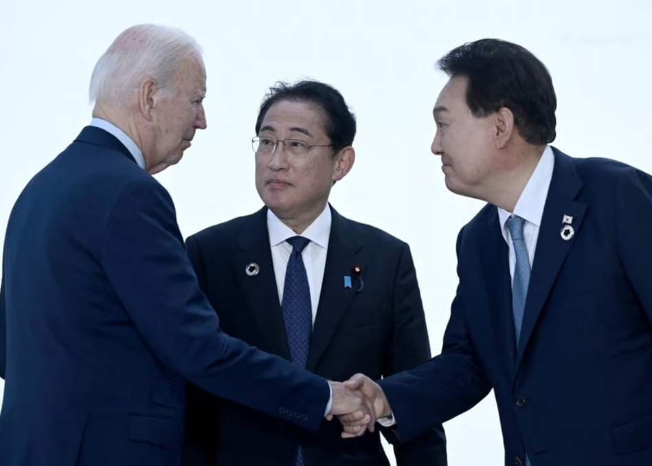 Tổng thống Biden, Thủ tướng Kishida và Tổng thống Yoon tại Hội nghị thượng đỉnh G7 ở Nhật Bản vào tháng 5