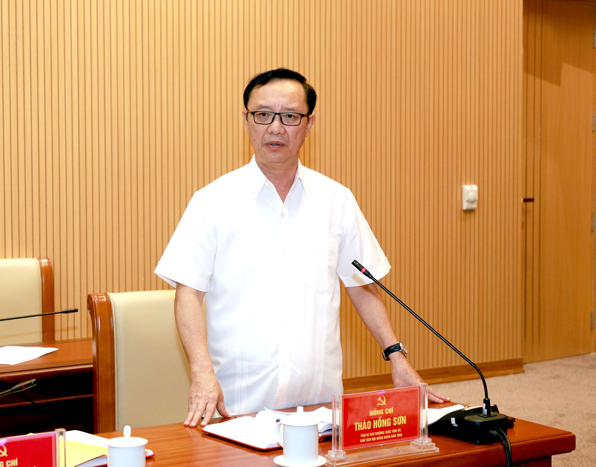 Phó Bí thư Thường trực Tỉnh ủy, Chủ tịch HĐND tỉnh Thào Hồng Sơn thảo luận tại phiên họp.
